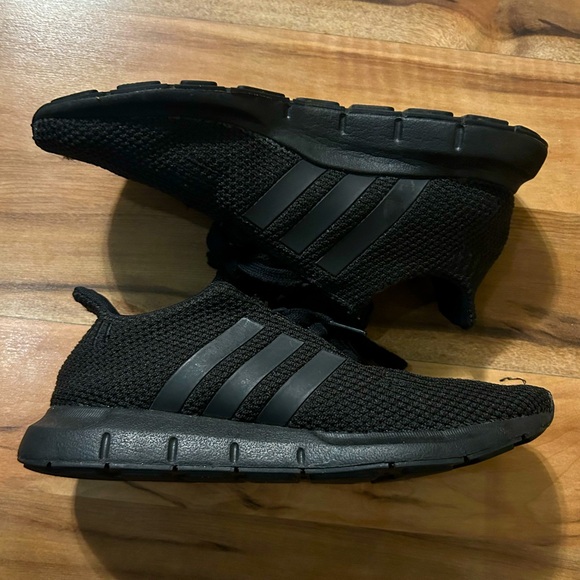 Adidas Original Swift Run | 5Y (Big Kids) | Black - Picture 2 of 7